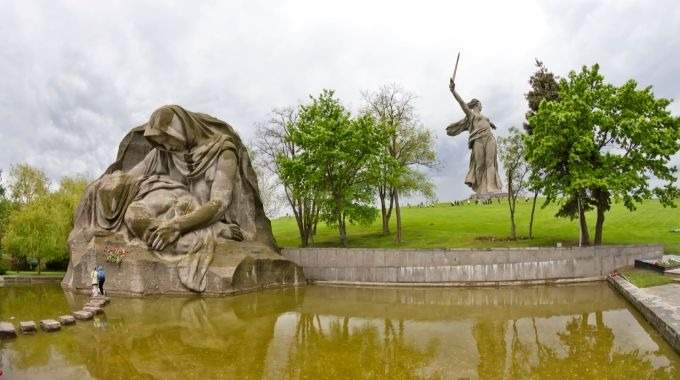 Villes héros de Russie - Volgograd, Moscou, Saint-Pétersbourg - Monuments intemporels aux actes d'héroïsme du peuple russe (CB-27)